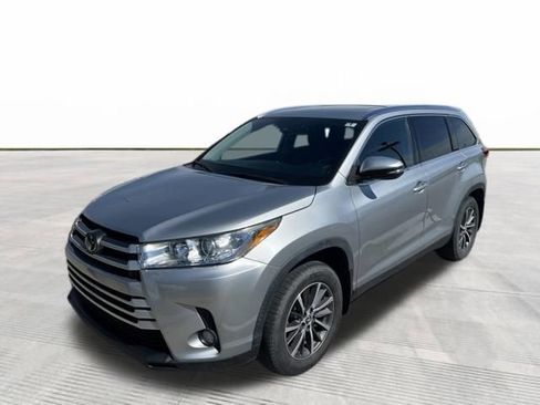 Used 2019 Toyota Highlander XLE AWD/4WD image 2