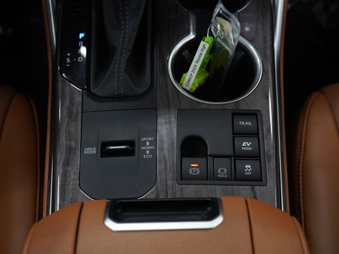 Used 2025 Toyota Highlander Platinum AWD/4WD image 18