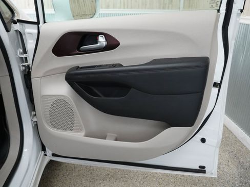 Used 2017 Chrysler Pacifica Limited w/ UConnect Theater Package FWD image 30