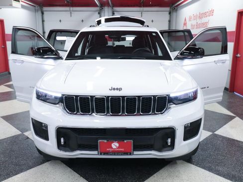 Used 2023 Jeep Grand Cherokee Overland w/ Luxury Tech Group IV AWD/4WD image 30