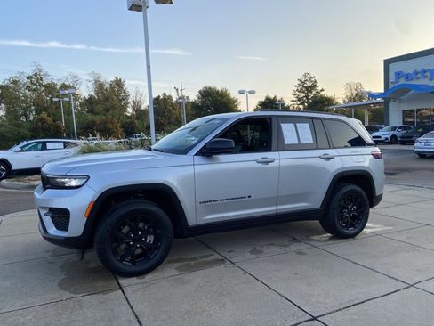 Used 2025 Jeep Grand Cherokee Altitude AWD/4WD image 6