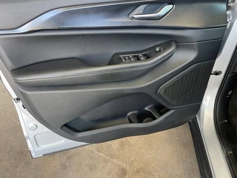 Used 2025 Jeep Grand Cherokee Laredo RWD image 9