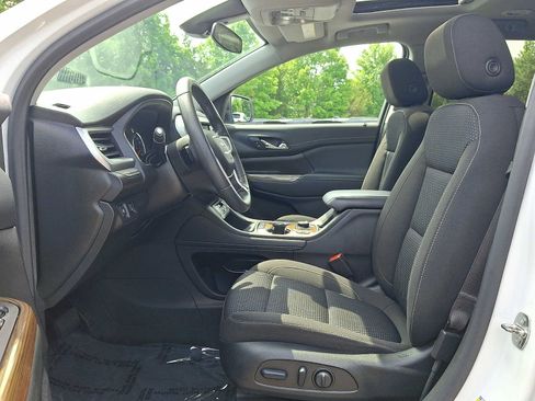 Used 2023 GMC Acadia SLE w/ Driver Convenience Package FWD image 16