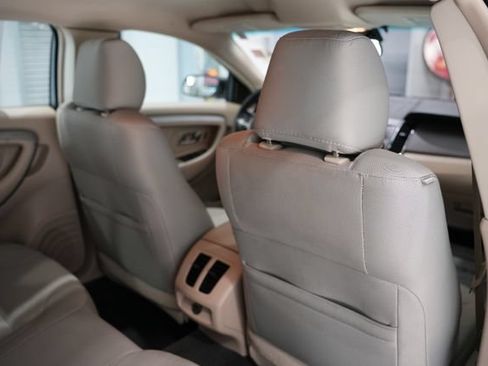 Used 2014 Ford Taurus SE FWD image 17
