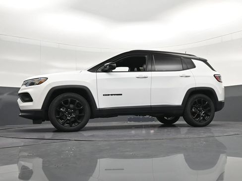 Used 2022 Jeep Compass Latitude FWD image 33
