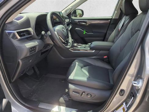 New 2026 Toyota Highlander Platinum AWD/4WD image 15