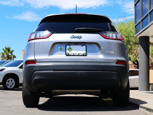 Used 2019 Jeep Cherokee Latitude Plus w/ Comfort/Convenience Group FWD image 12