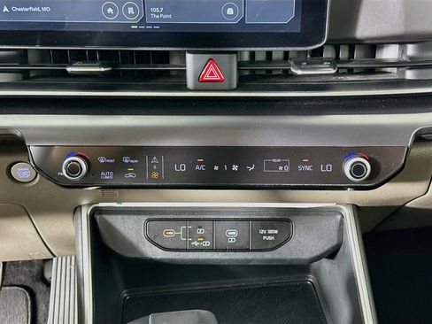 Used 2025 Kia Carnival FWD image 24