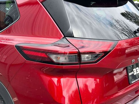 Used 2025 Nissan Rogue SV image 8