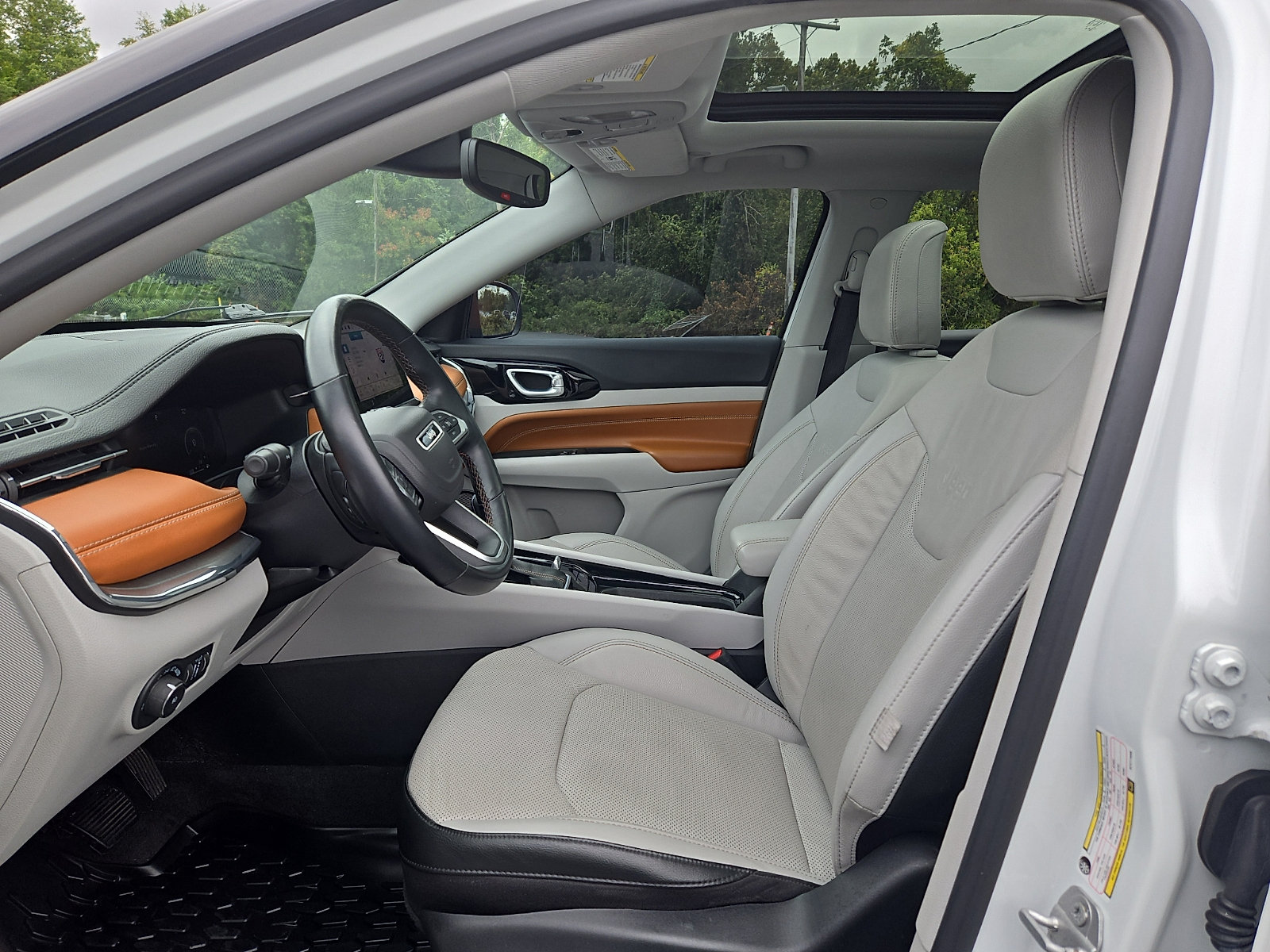 Used 2022 Jeep Compass Limited w/ Elite Group AWD/4WD image 13