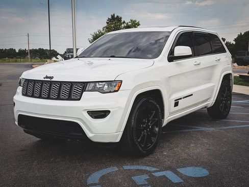 Used 2020 Jeep Grand Cherokee Altitude RWD image 24