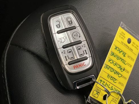 Used 2024 Chrysler Pacifica Touring-L image 28