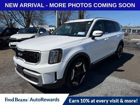 Used 2023 Kia Telluride EX w/ EX Captain's Chair Package image 3