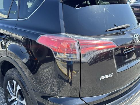 Used 2018 Toyota RAV4 LE FWD image 9