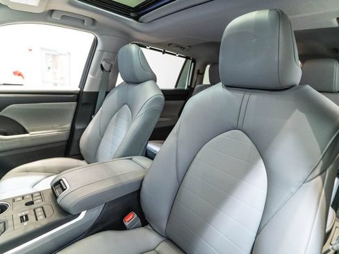 Certified 2026 Toyota Highlander XLE AWD/4WD image 6