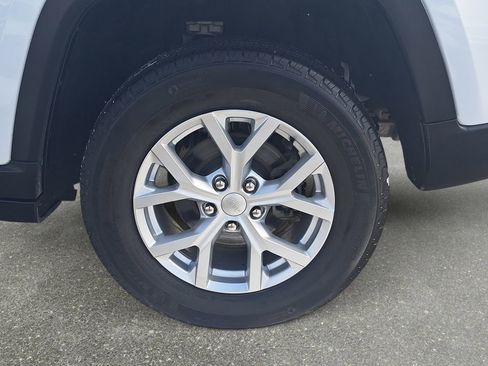 Certified 2024 Jeep Grand Cherokee Limited image 35