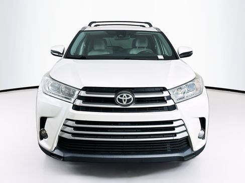 Used 2019 Toyota Highlander XLE FWD image 2
