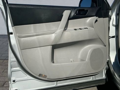 Used 2011 Toyota Highlander 4WD image 10