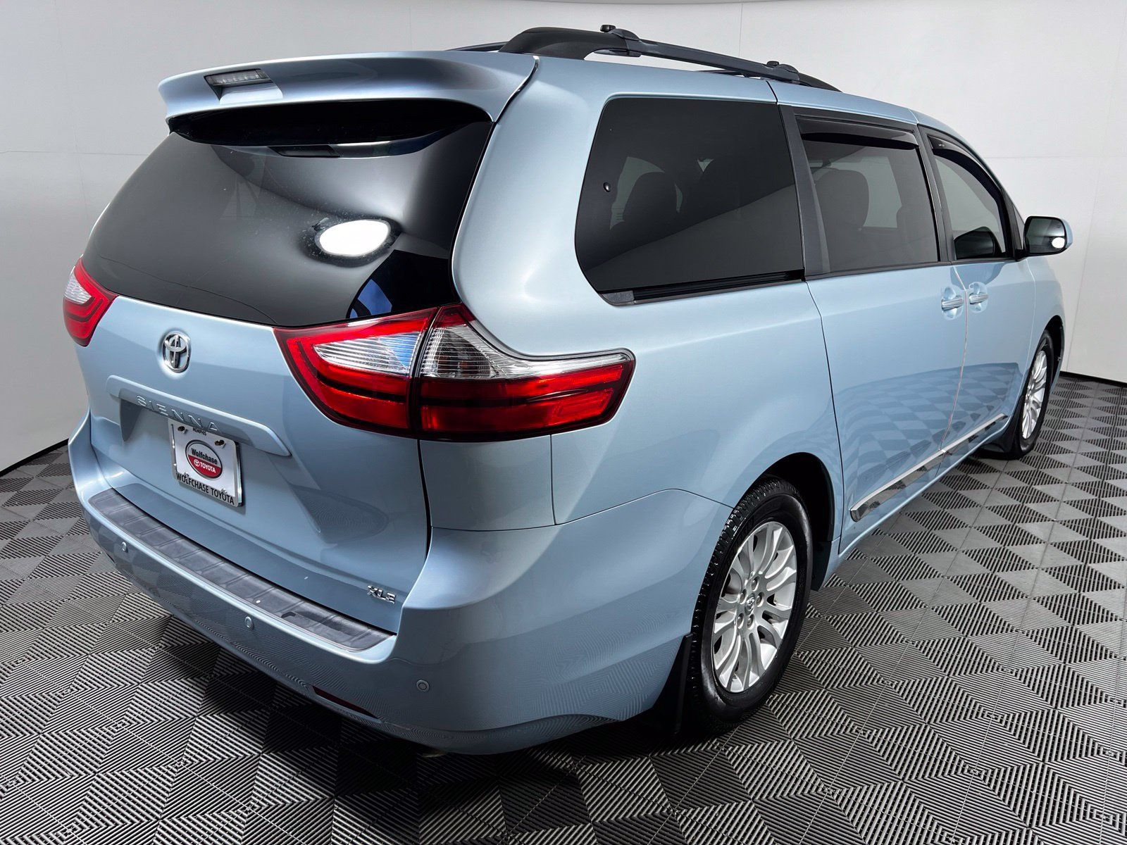 Used 2017 Toyota Sienna XLE Premium FWD image 5