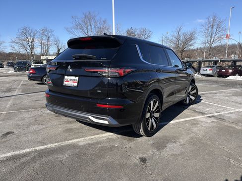 Used 2025 Mitsubishi Outlander SE image 4