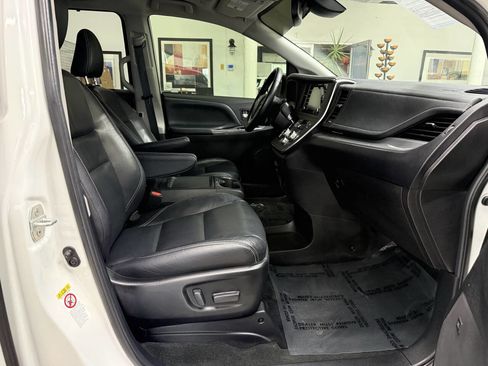 Used 2019 Toyota Sienna SE Premium FWD image 16