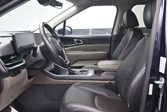 Used 2025 Kia Carnival FWD image 5