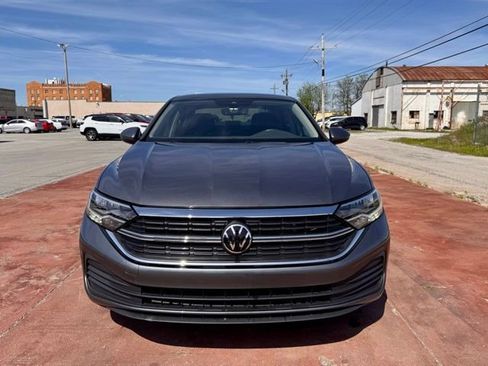 Used 2024 Volkswagen Jetta SE FWD image 2