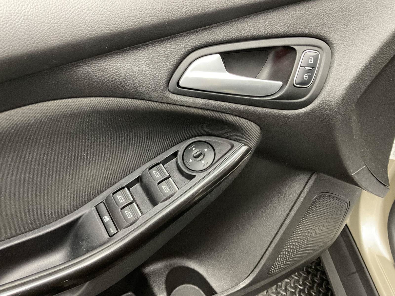 Used 2017 Ford Focus Titanium FWD image 10