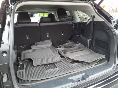 Certified 2023 Toyota Highlander XLE image 8