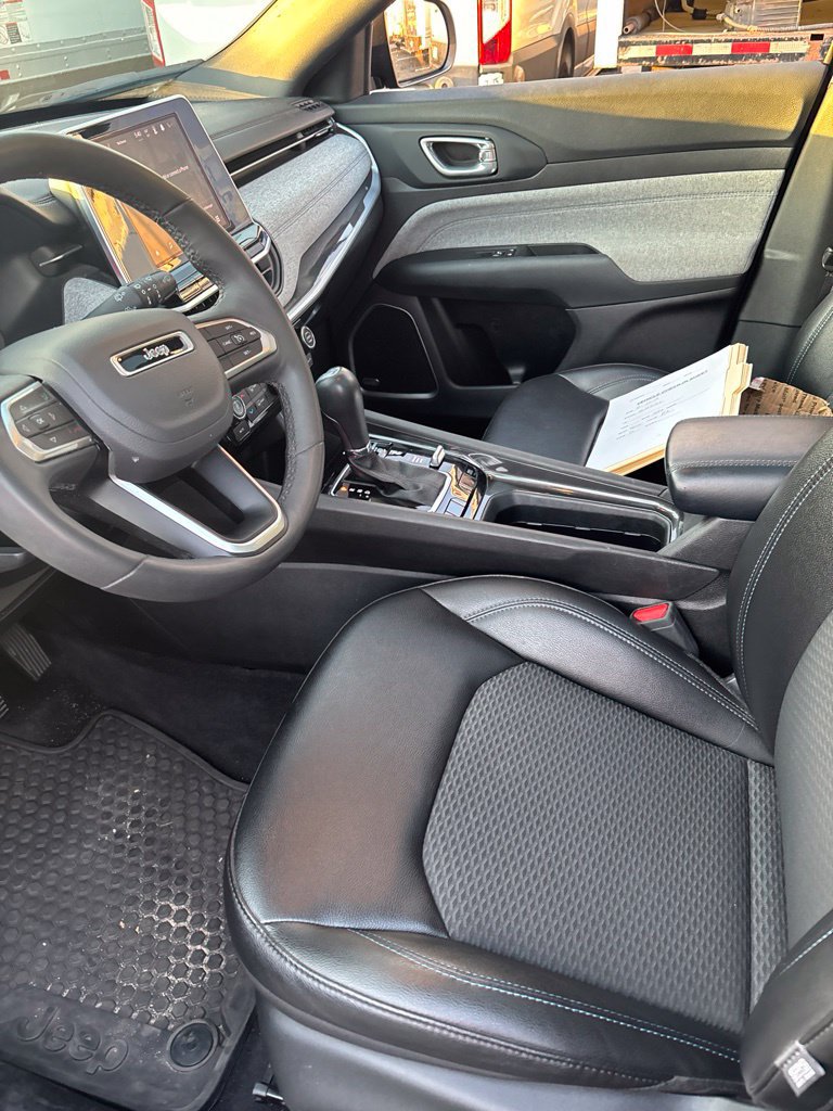Used 2025 Jeep Compass Latitude w/ Sun & Sound Group AWD/4WD image 8