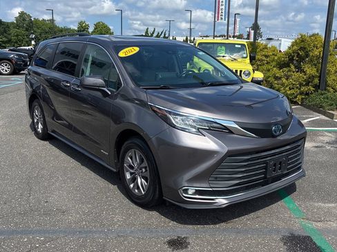 Used 2021 Toyota Sienna XLE w/ XLE Plus Package FWD image 1