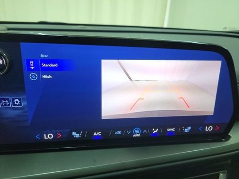Used 2025 Chevrolet Traverse LT FWD image 27