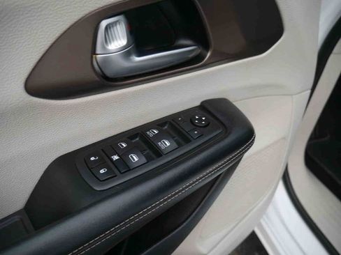 Used 2020 Chrysler Voyager LX image 22