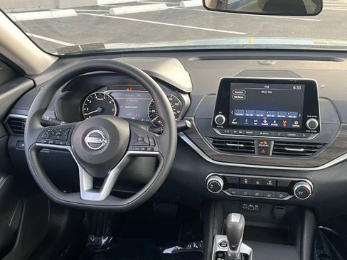 Used 2025 Nissan Altima 2.5 SV FWD image 35