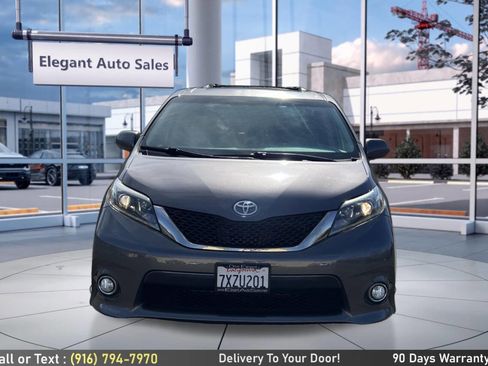 Used 2017 Toyota Sienna SE w/ SE Preferred Package image 2