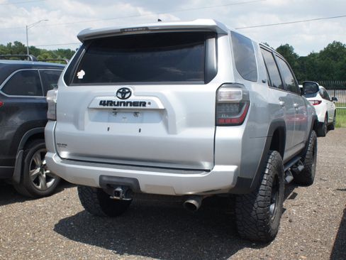 Used 2019 Toyota 4Runner SR5 AWD/4WD image 5