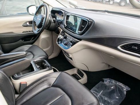 Used 2023 Chrysler Pacifica Touring-L image 23