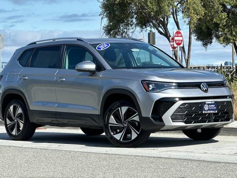 Certified 2026 Volkswagen Taos SE w/ Panoramic Sunroof Package AWD/4WD image 2