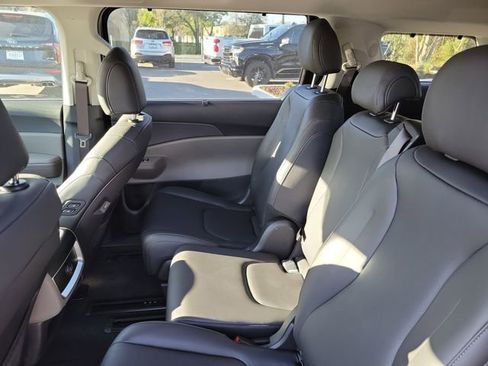 New 2026 Kia Carnival EX FWD image 26