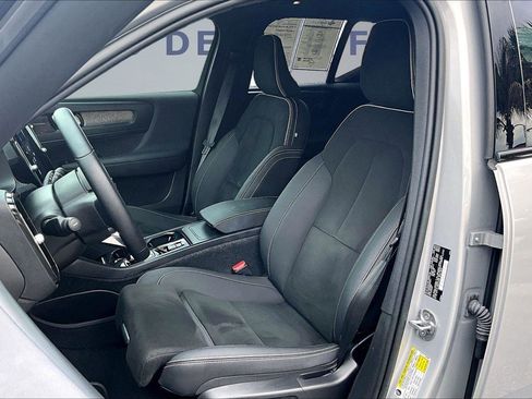 Used 2023 Volvo XC40 B4 Ultimate w/ Protection Package Premier FWD image 21