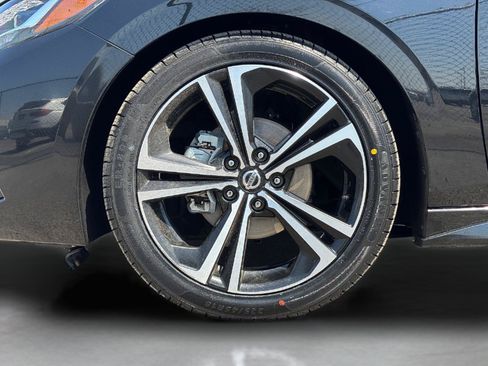 Used 2022 Nissan Sentra SR w/ SR Premium Package FWD image 12