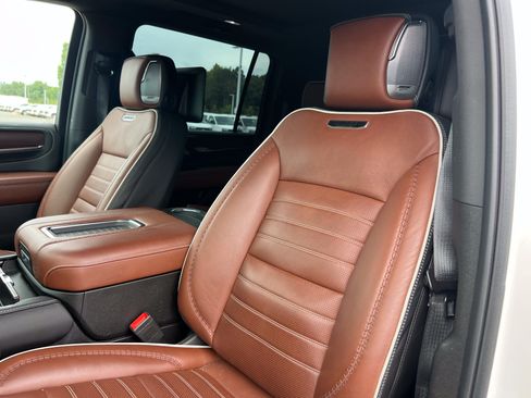 Used 2023 GMC Yukon XL Denali Ultimate AWD/4WD image 17