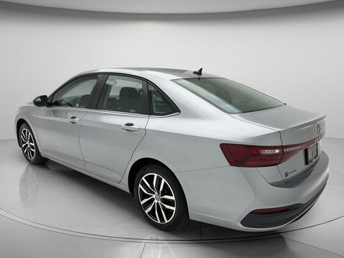 Used 2025 Volkswagen Jetta SE FWD image 4