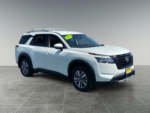 Used 2024 Nissan Pathfinder SL w/ Black Appearance Package FWD image 7