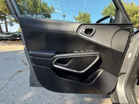 Used 2025 Kia Soul LX w/ LX Technology Package FWD image 18