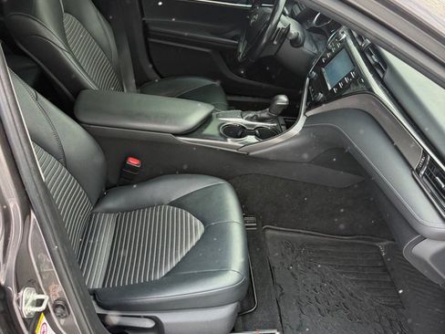 Used 2019 Toyota Camry SE image 4