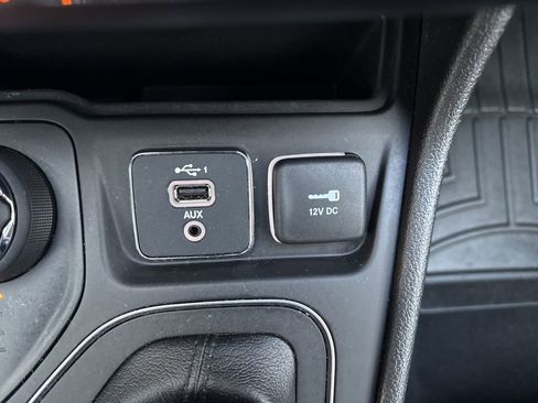 Used 2021 Jeep Cherokee Latitude Lux w/ Comfort/Convenience Group image 23