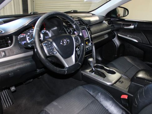 Used 2014 Toyota Camry SE FWD image 19