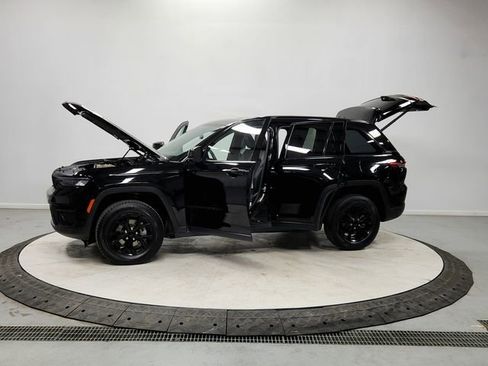 Used 2024 Jeep Grand Cherokee Altitude image 12