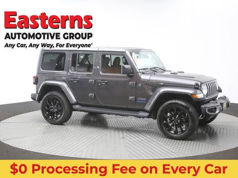 Used 2025 Jeep Wrangler Unlimited Sahara AWD/4WD image 43